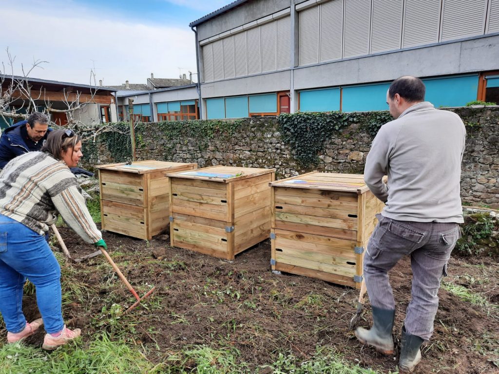 comporteurs au potager de Soïo à Soyons en cours d'installation par les membres de l'association