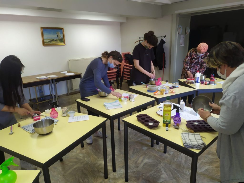 groupe de personnes qui préparent leurs cosmétiques maison