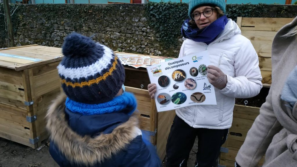 un enfant qui écoute les conseils de compostage du maître composteur