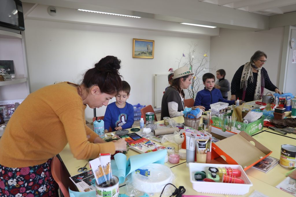 personnes fabriquant des décorations de noël à partir de matériaux recyclés
